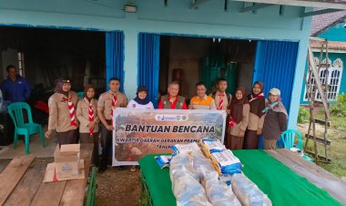 Kwarda Jambi Serahkan Bantuan bagi Warga Terdampak Banjir di Sarolangun